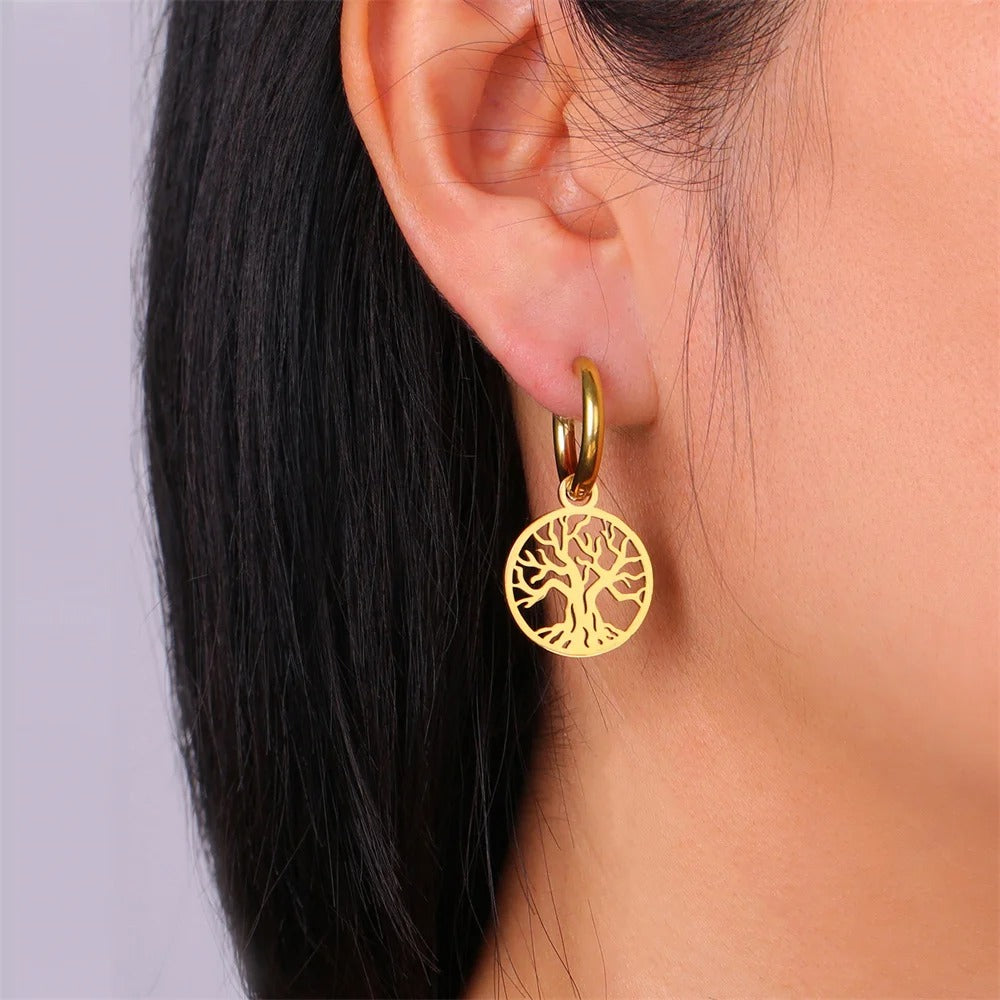 Boucle d'Oreille Arbre de Vie Créole porté par une femme Image