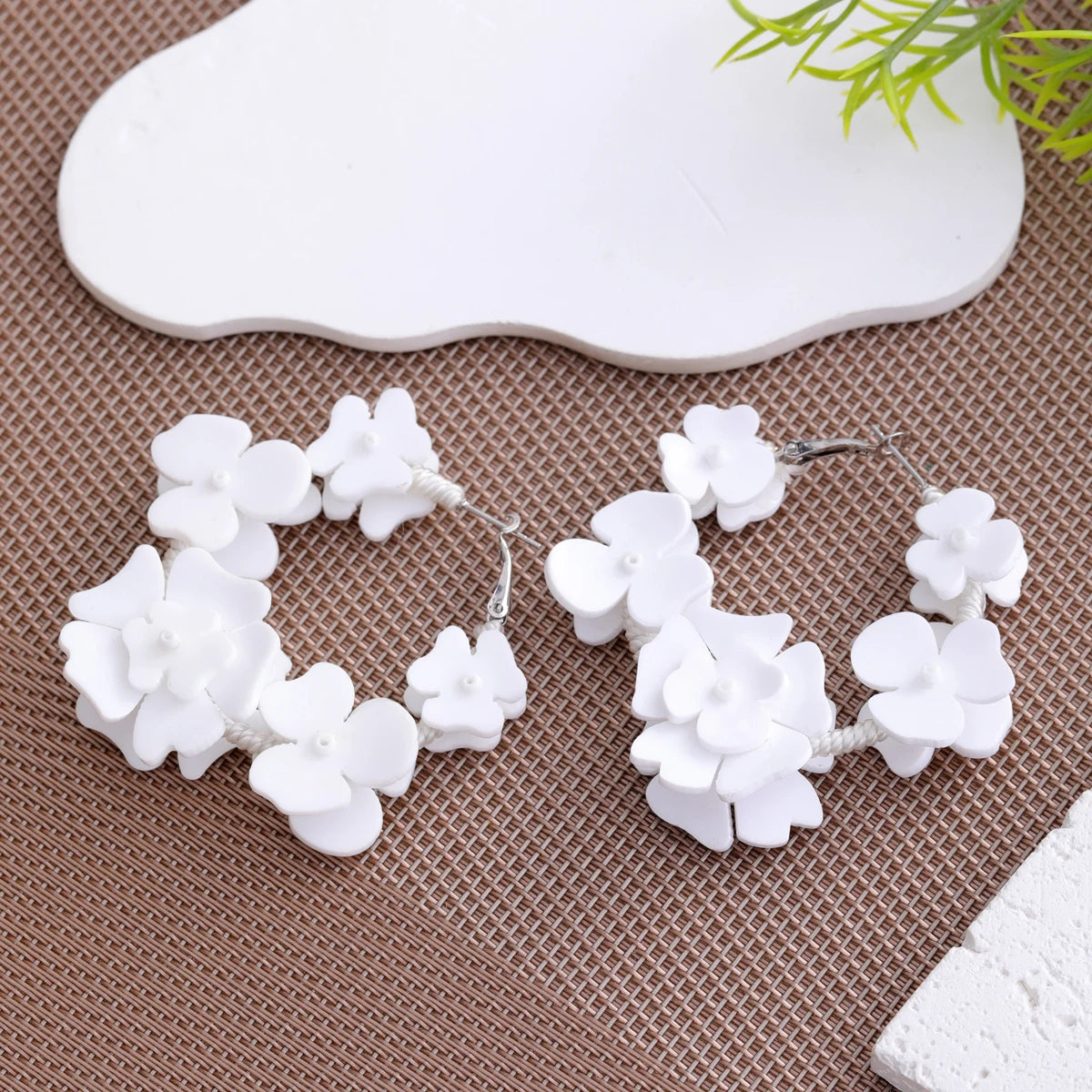 Boucle d'Oreille Blanche Chic et Tendance