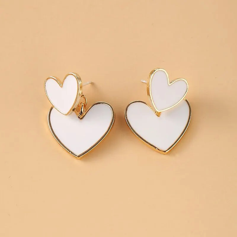 Boucle d'Oreille Blanche Élégante en Forme de Coeur Image