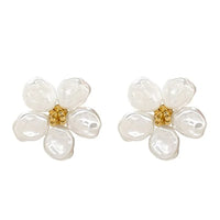 Boucle d'Oreille Blanche Raffinée au Design Fleuri