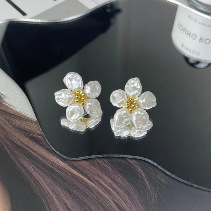 Boucle d'Oreille Blanche Raffinée au Design Fleuri Image