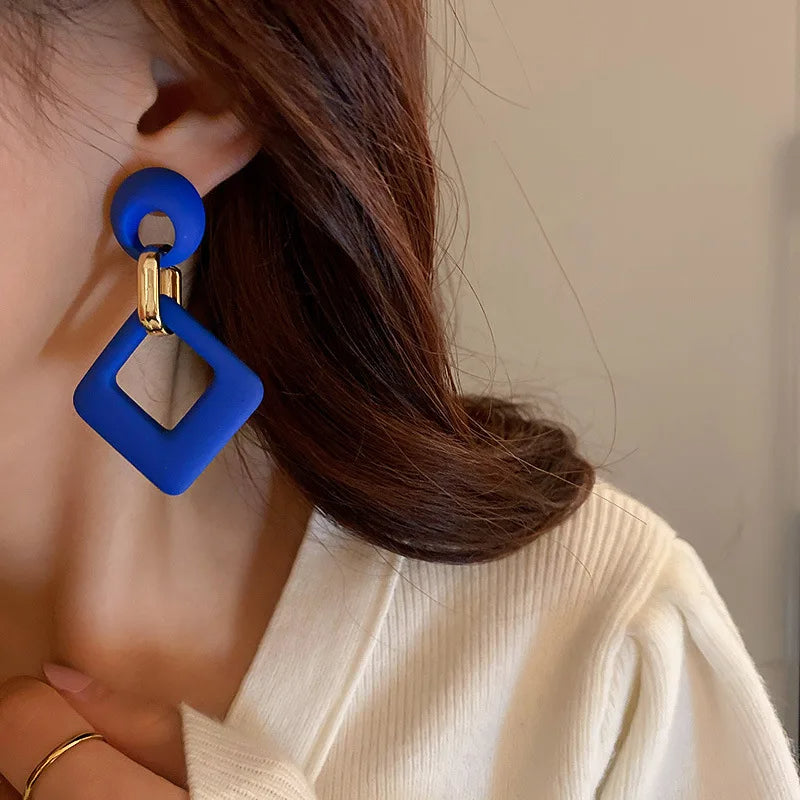 Boucle d'Oreille Bleu Design et Moderne portée par une femme