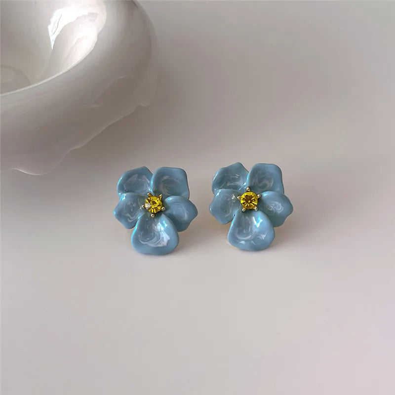 Boucle d'Oreille Bleu Raffinée en Forme de Fleur sur fond blanc