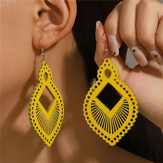 Boucle d'Oreille en Bois Chic et Élégante jaune portée par une femme