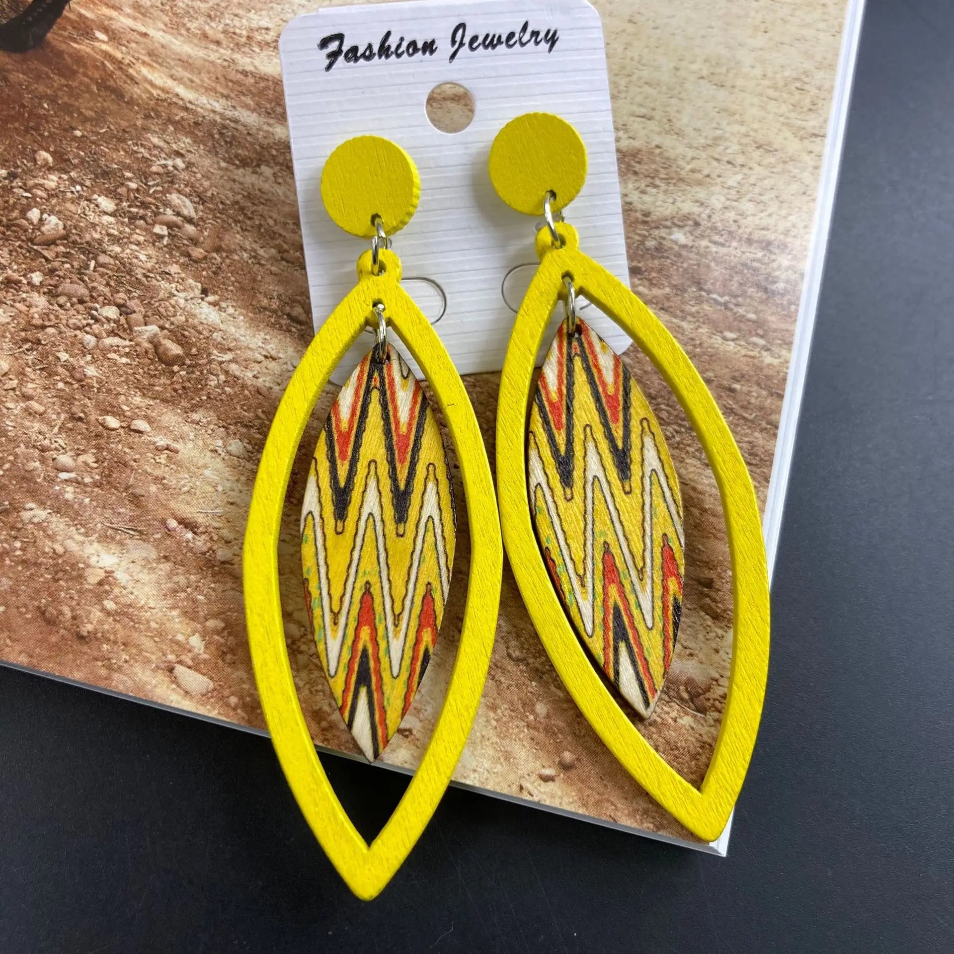 Boucle d'Oreille en Bois Vintage et Originale jaune