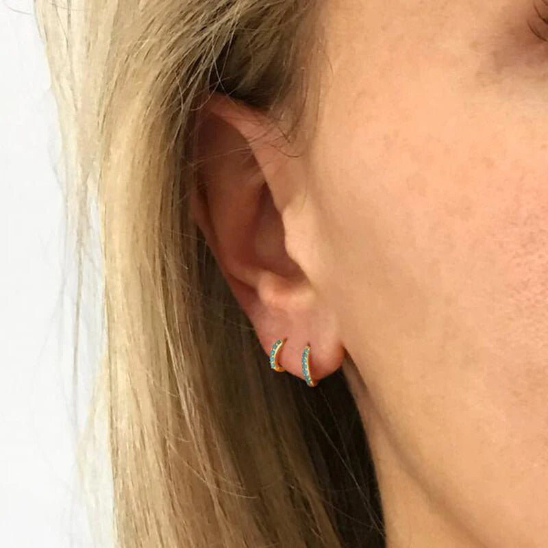 Boucle d'Oreille Cartilage Fine porté par une femme