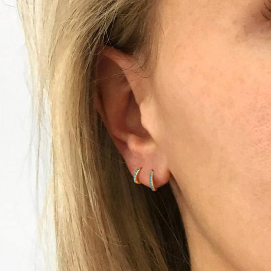 Boucle d'Oreille Cartilage Fine porté par une femme