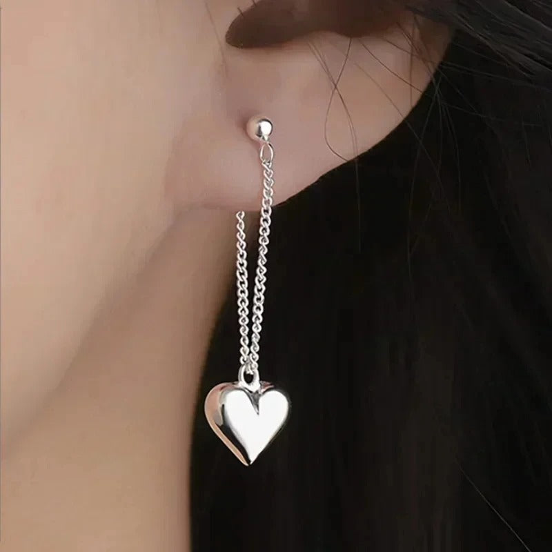 Boucle d'Oreille Chaine Coeur portée sur une oreille