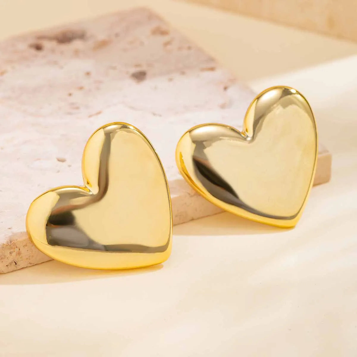 Boucle d'Oreille Coeur Dorée Élégante Image