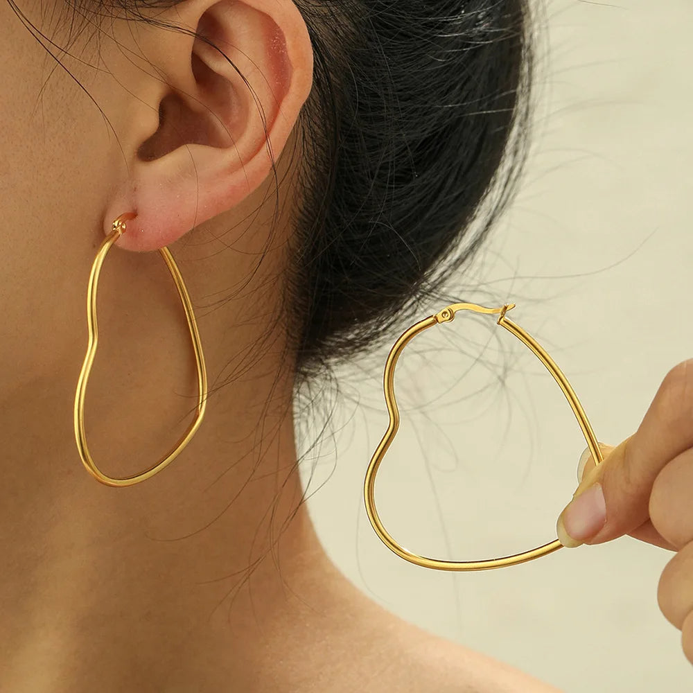 Boucle d'Oreille Coeur Fine et Légère portée par une femme Image