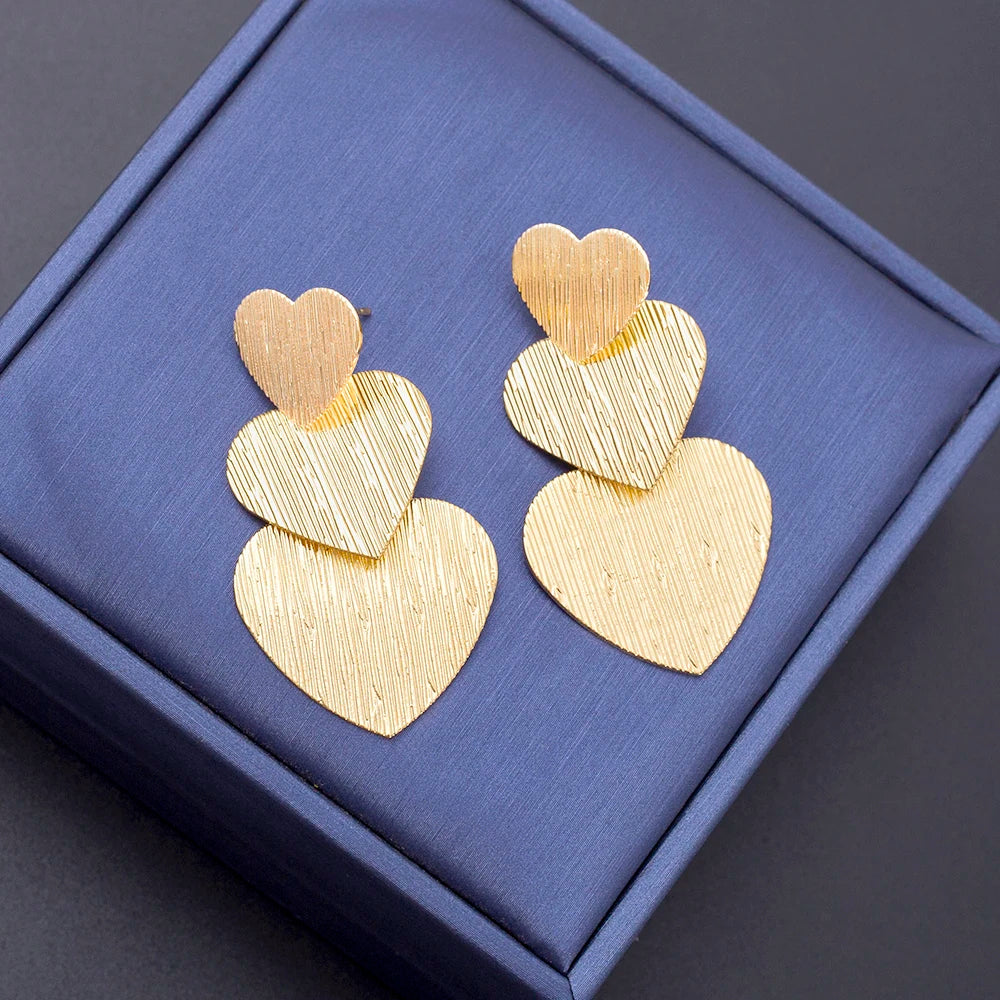 Boucle d'Oreille Coeur Tendance au Design Romantique sur une boîte bleue Image