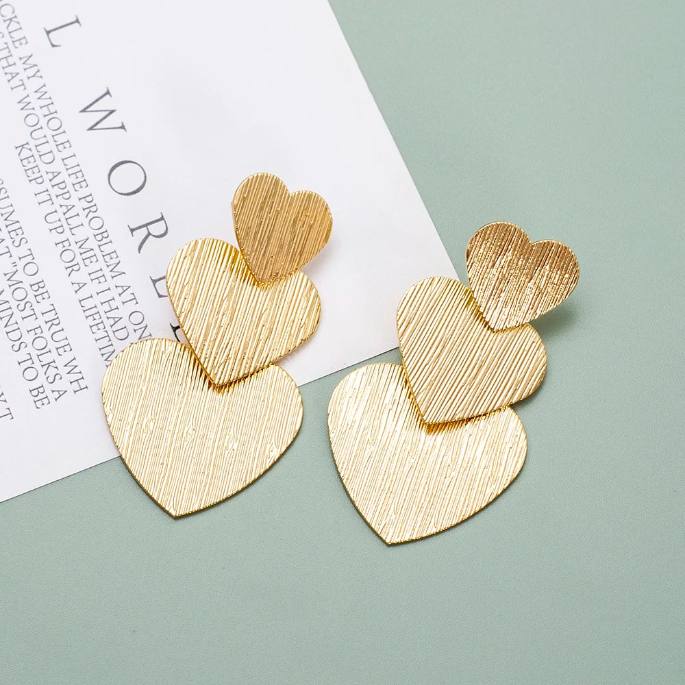 Boucle d'Oreille Coeur Tendance au Design Romantique Image