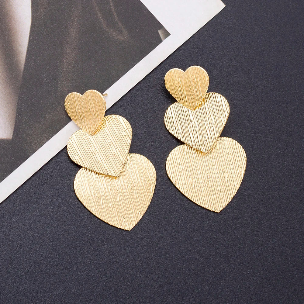 Boucle d'Oreille Coeur Tendance au Design Romantique Image