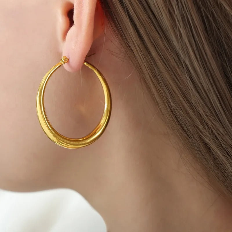 Boucle d'Oreille Créole Acier Inoxydable portée par une femme