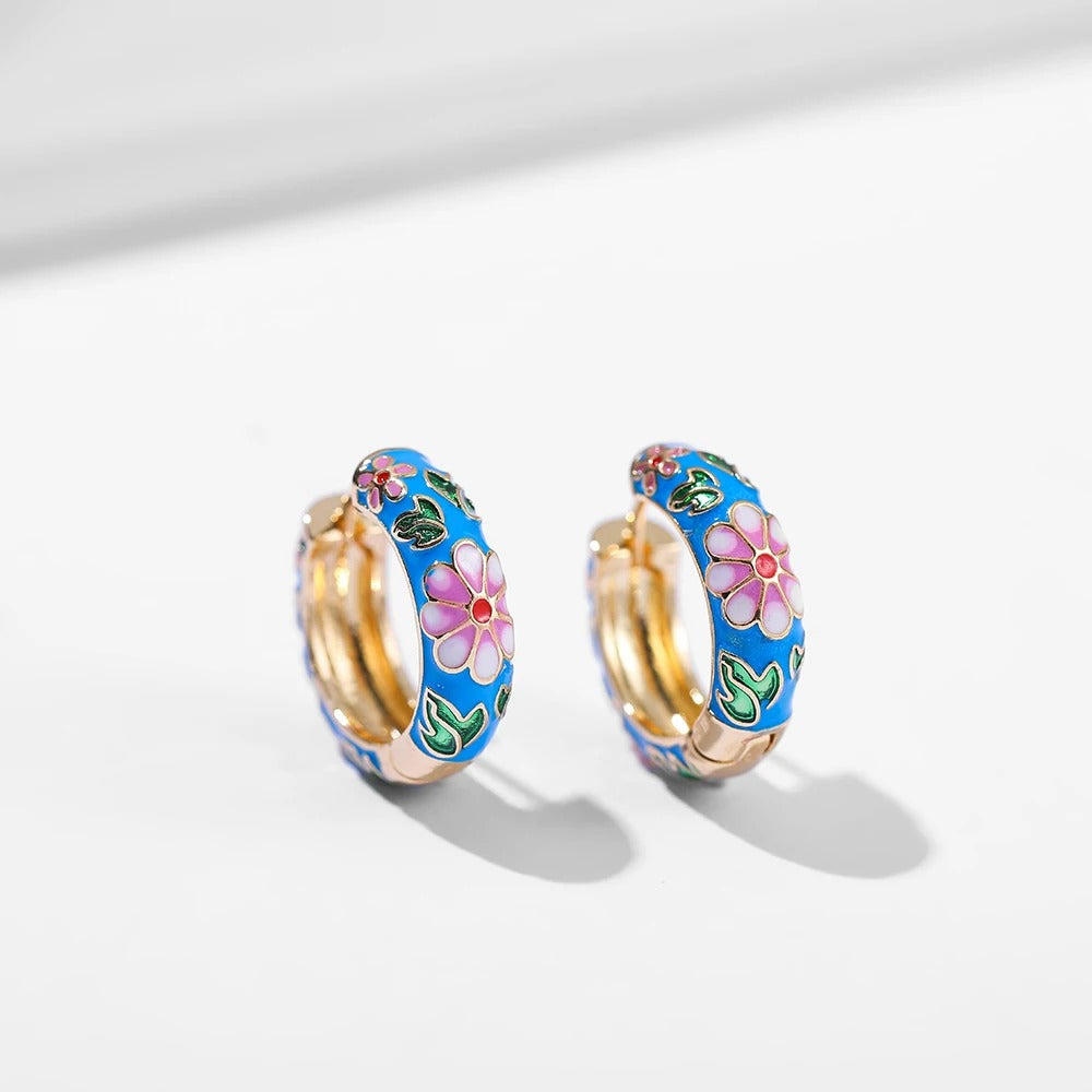Boucle d'Oreille Creole Originale et Colorée sur fond blanc