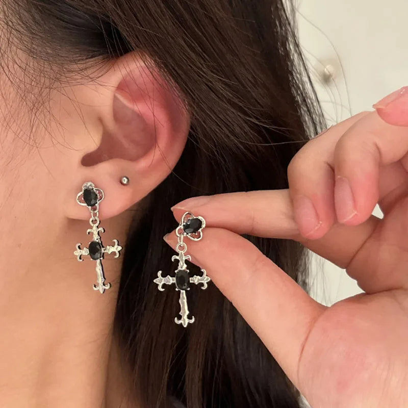 Boucle d'Oreille Croix Chic et Décorative portée par une femme Image