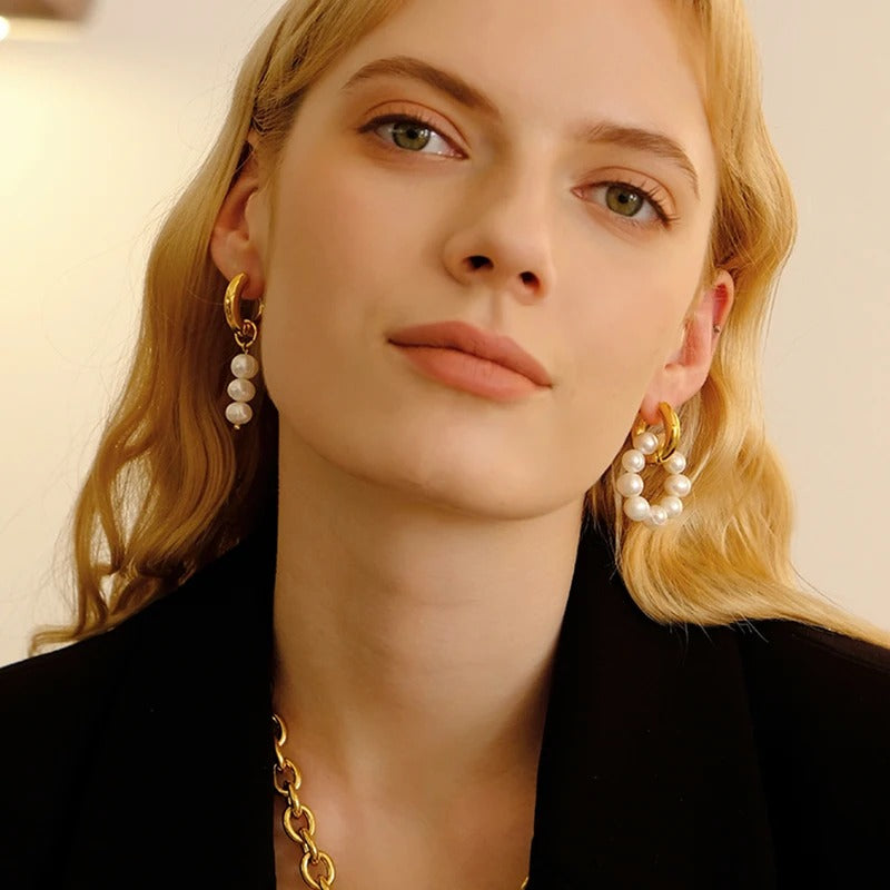 Boucle d'Oreille Dépareillée Perle portée par une femme blonde