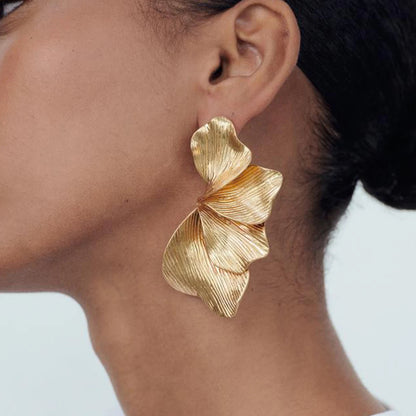 Boucle d'Oreille Doré Chic et Élégante portée par une femme