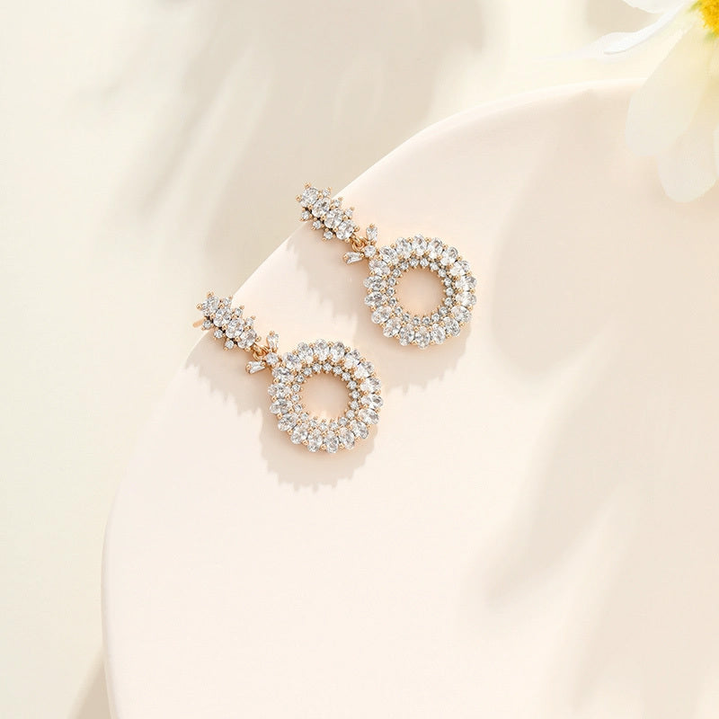Boucle d'Oreille Dormeuse Femme Dorée Élégante Image