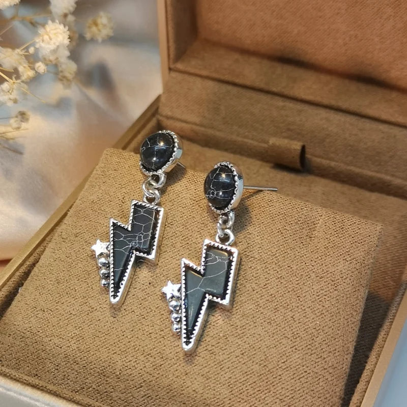 Boucle d'Oreille Eclair Design et Moderne Image