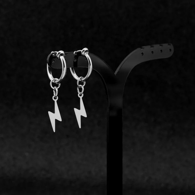 Boucle d'Oreille Eclair Résistante en Acier Inoxydable sur un porte bijoux sur fond noir