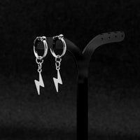 Boucle d'Oreille Eclair Résistante en Acier Inoxydable sur un porte bijoux sur fond noir