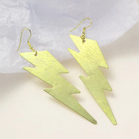Boucle d'Oreille Eclair Tendance et Design dorée sur fond blanc