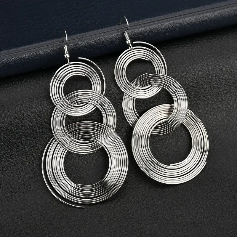 Boucle d'Oreille Longue 3 Cercles sur une boite noire Image