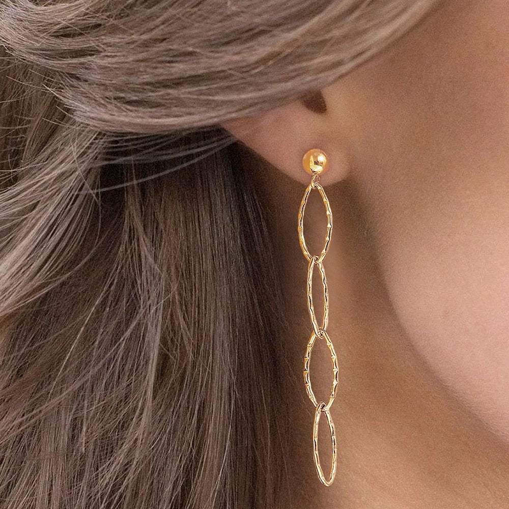 Boucle d'Oreille Longue Cercles Irreguliers porté par une femme Image