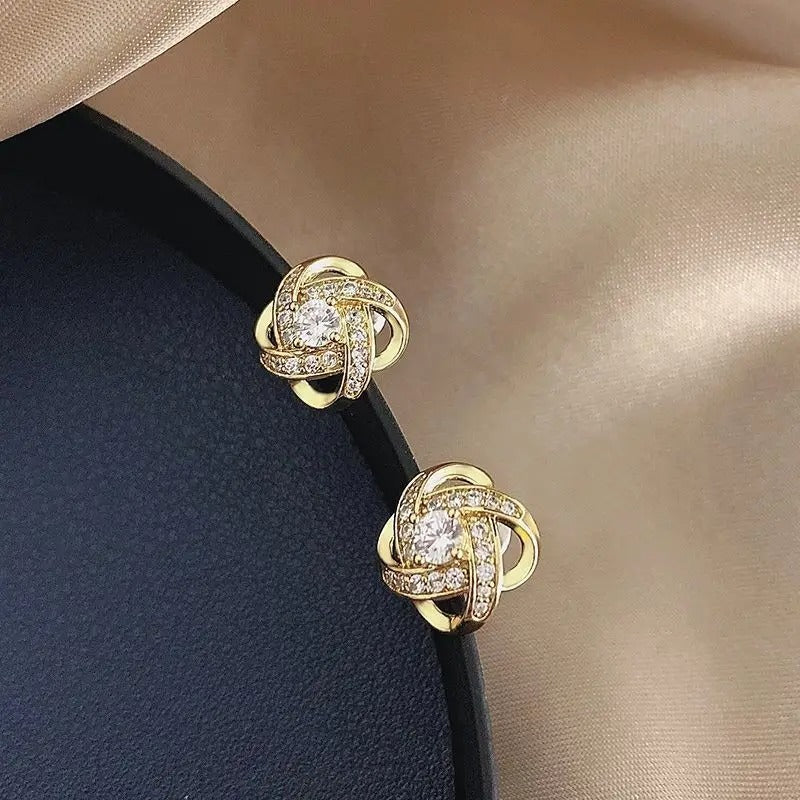 Boucle d'Oreille Luxe Femme en Cristal Croisé sur un tissu