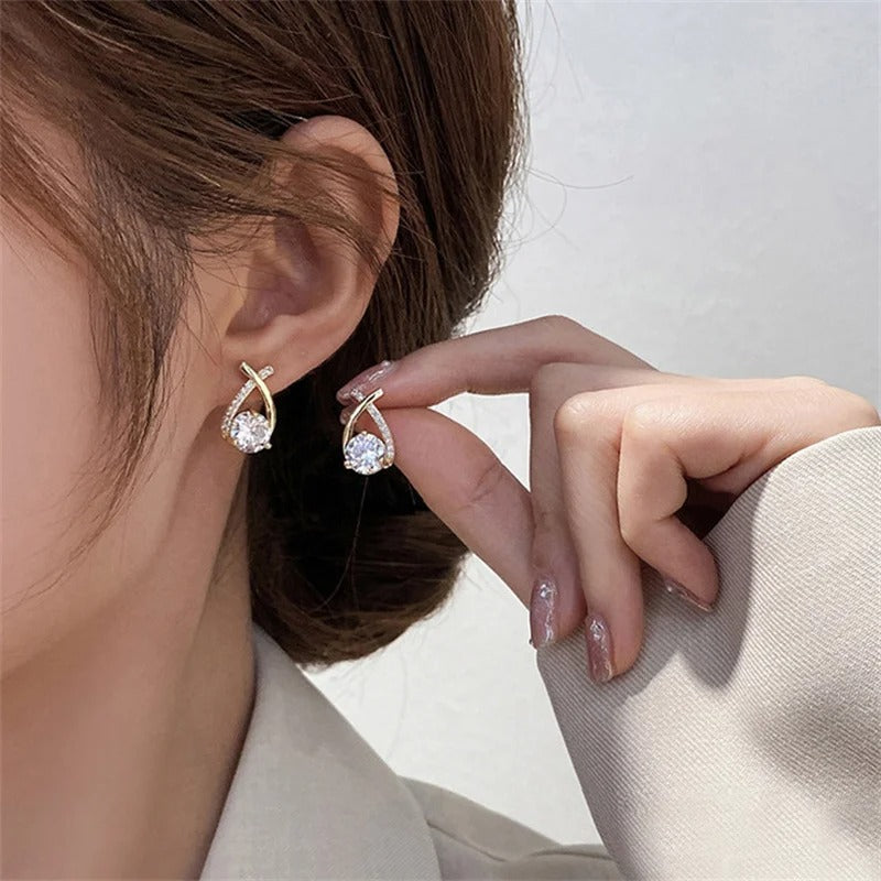 Boucle d'Oreille Luxe Femme en Forme de Goutte d'Eau porté par une femme