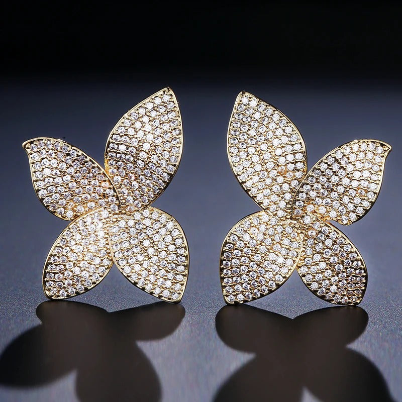 Boucle d'Oreille Luxe Grande Fleur sur fond noir Image