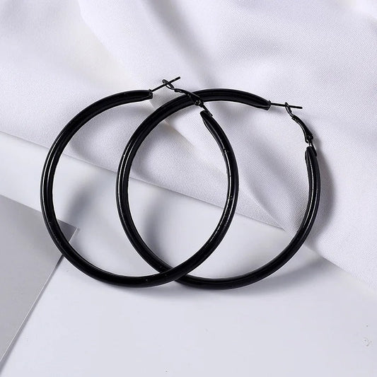 Boucle d'Oreille Noire Femme Créole Cercle sur fond blanc