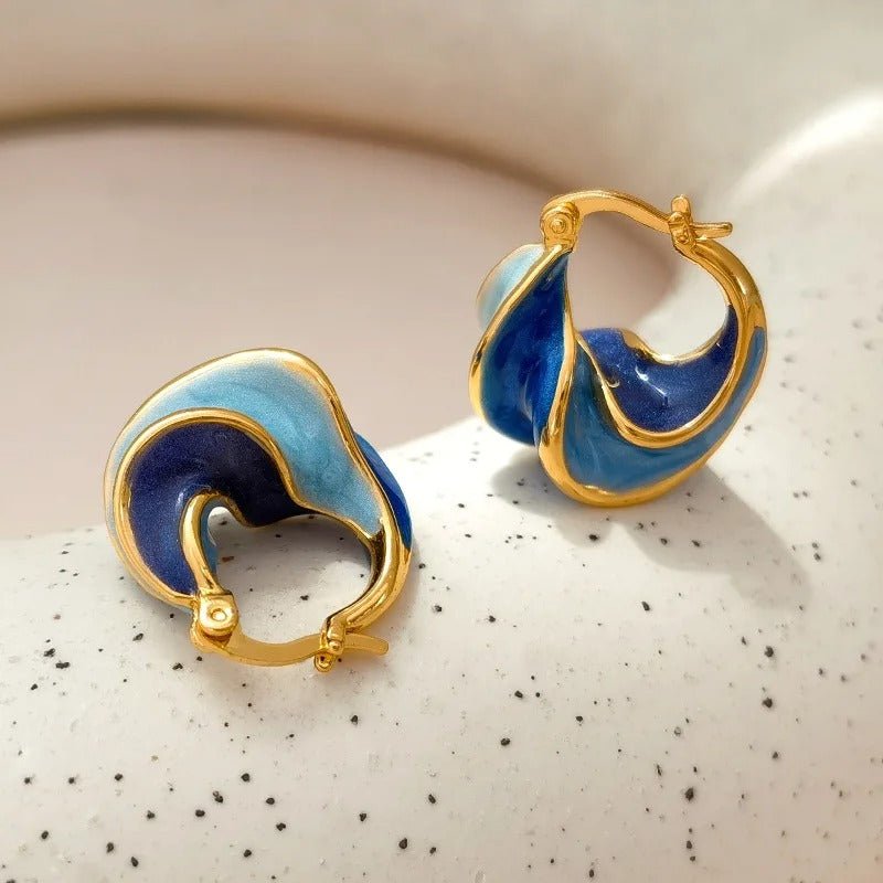 Boucle d'Oreille Originale Femme Bleue posé sur un fond blanc Image