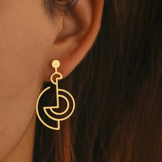 Boucle d'Oreille Originale Femme Géométrique sur une oreille