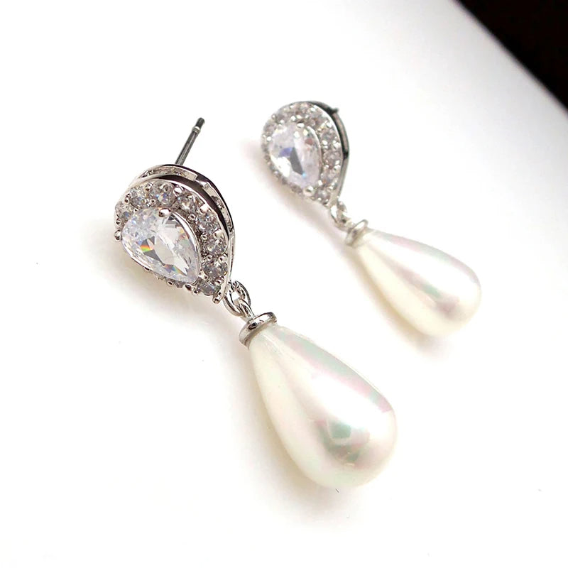 Boucle D'oreille Perle Blanche Sophistiquée et Luxueuse sur fond blanc Image