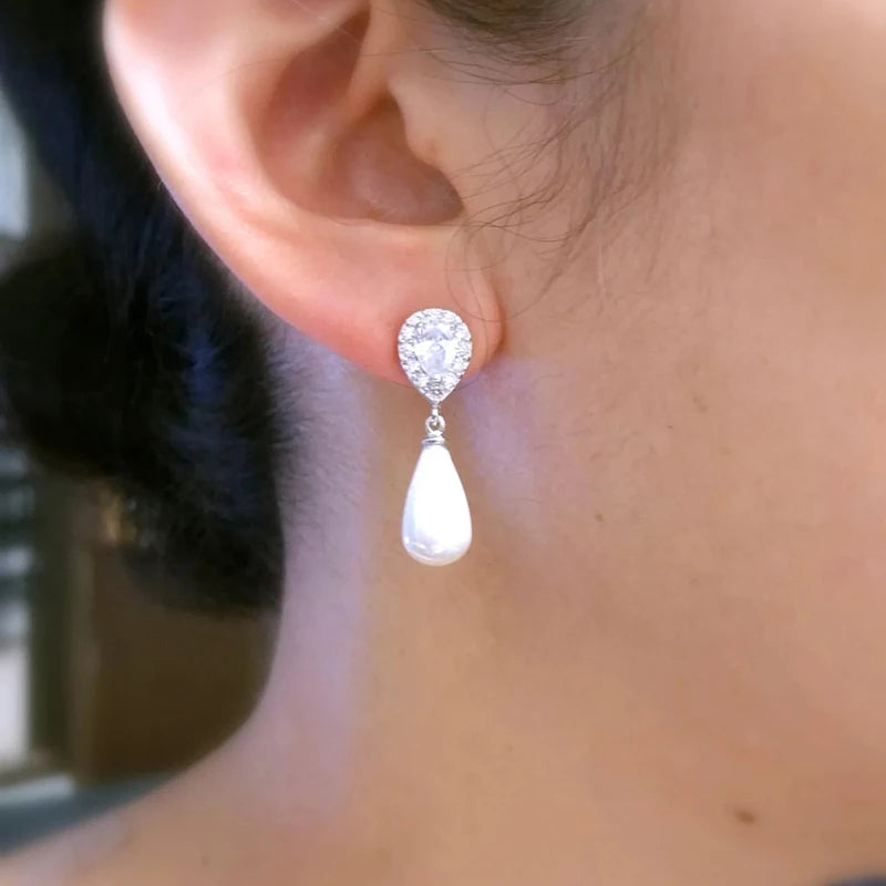 Boucle D'oreille Perle Blanche Sophistiquée et Luxueuse Image