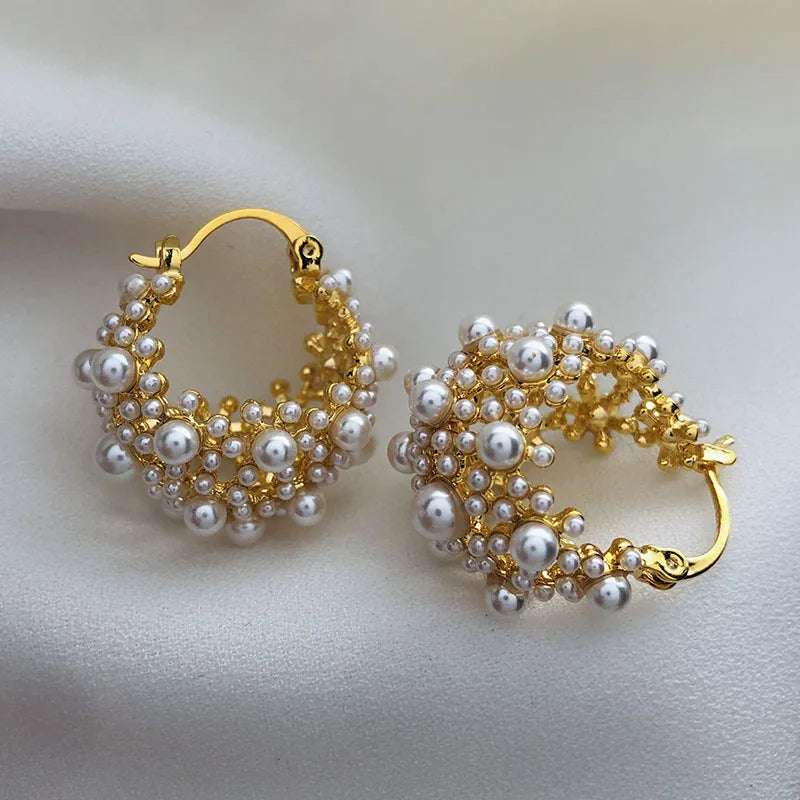 Boucle d'Oreille Perle Élégante et Originale posée sur un tissu Image