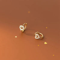 Boucles d'Oreilles Fillette Cœur sur fond marron clair