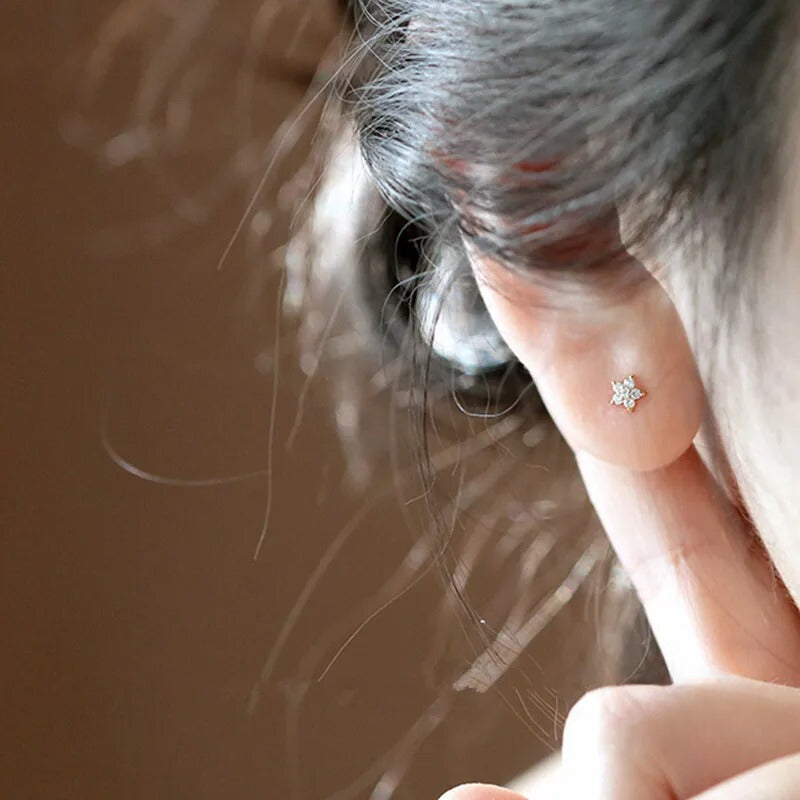 Boucle d'Oreille Puce Fleur portée par une femme