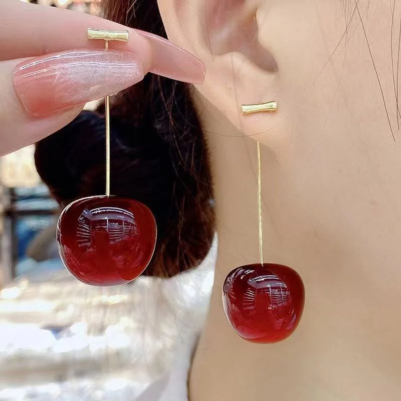Boucle d'Oreille Rouge Élégante en Forme de Cerise Image