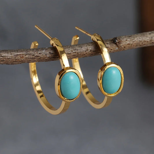 Boucle d'Oreille Turquoise Délicate et Raffinée accrochée sur une petite branche