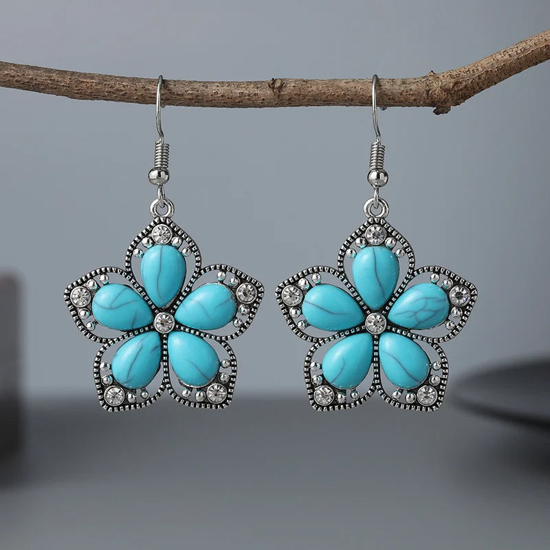 Boucle d'Oreille Turquoise Durable en Forme de Fleur accroché sur branche