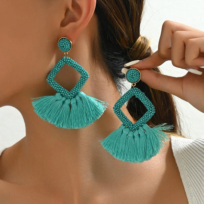 Boucle d'Oreille Turquoise Originale et Tendance portée par une femme