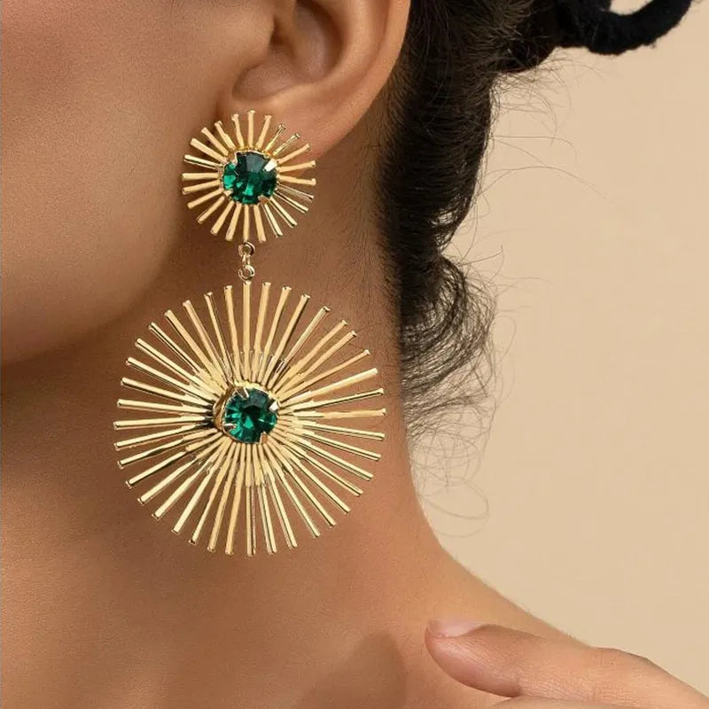 Boucle d'Oreille Verte Élégante au Style Luxueux portée par une femme Image
