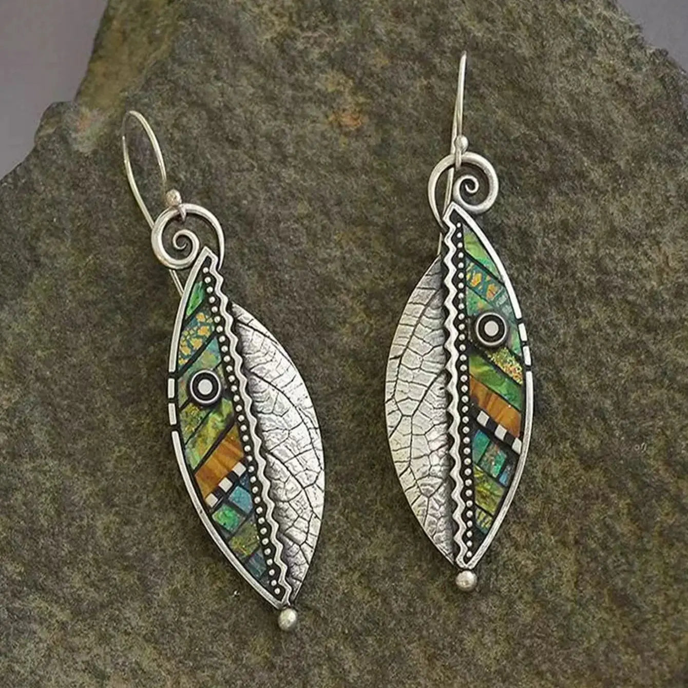 Boucle d'Oreille Verte Originale en Forme de Plante sur fond vert Image