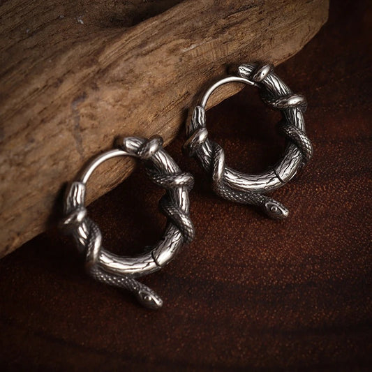 Boucle d'Oreille Viking Homme Créole Serpent devant un bout de bois