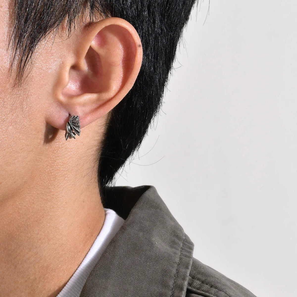 Boucle d'Oreille Viking Homme Dragon portée par un homme Image