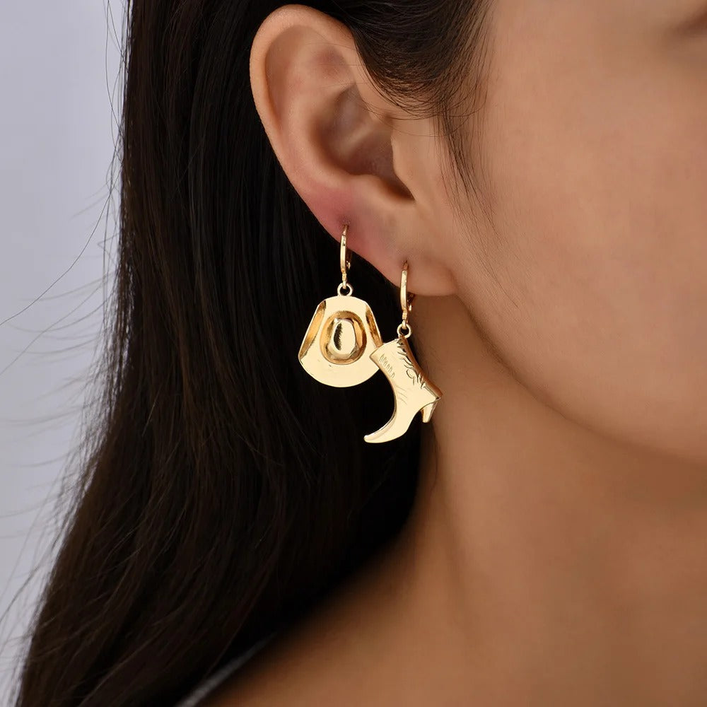Boucles D'oreilles Asymétriques Cowboy, portées sur la même oreille par une femme, on ne voit que son oreille et le haut de son coup.