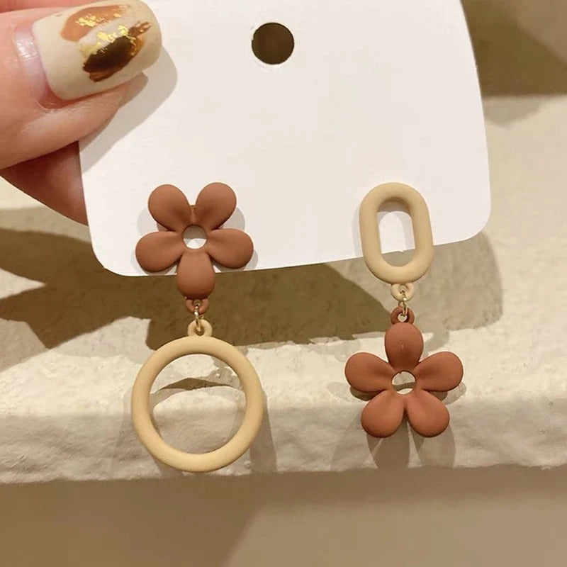 Boucles D'oreilles Asymétriques Fleur Mat
